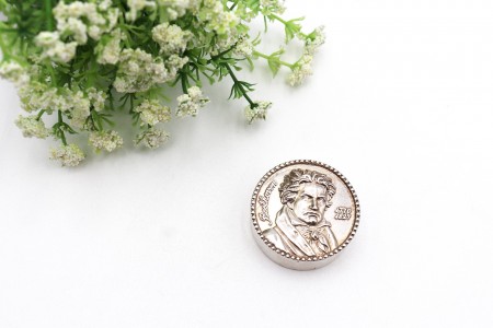 Caixa de comprimidos em prata comemorativa de Beethoven com figura relevada.